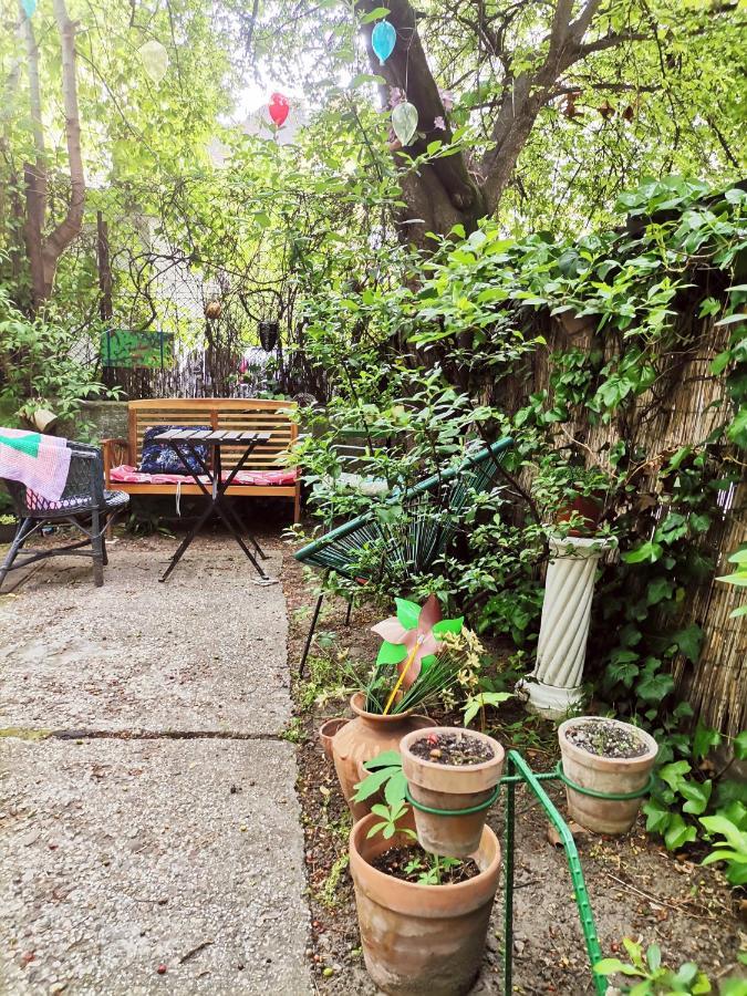 Flat In Historic Villa With Your Own Private Garden, Near City Park Budapeste Exterior foto