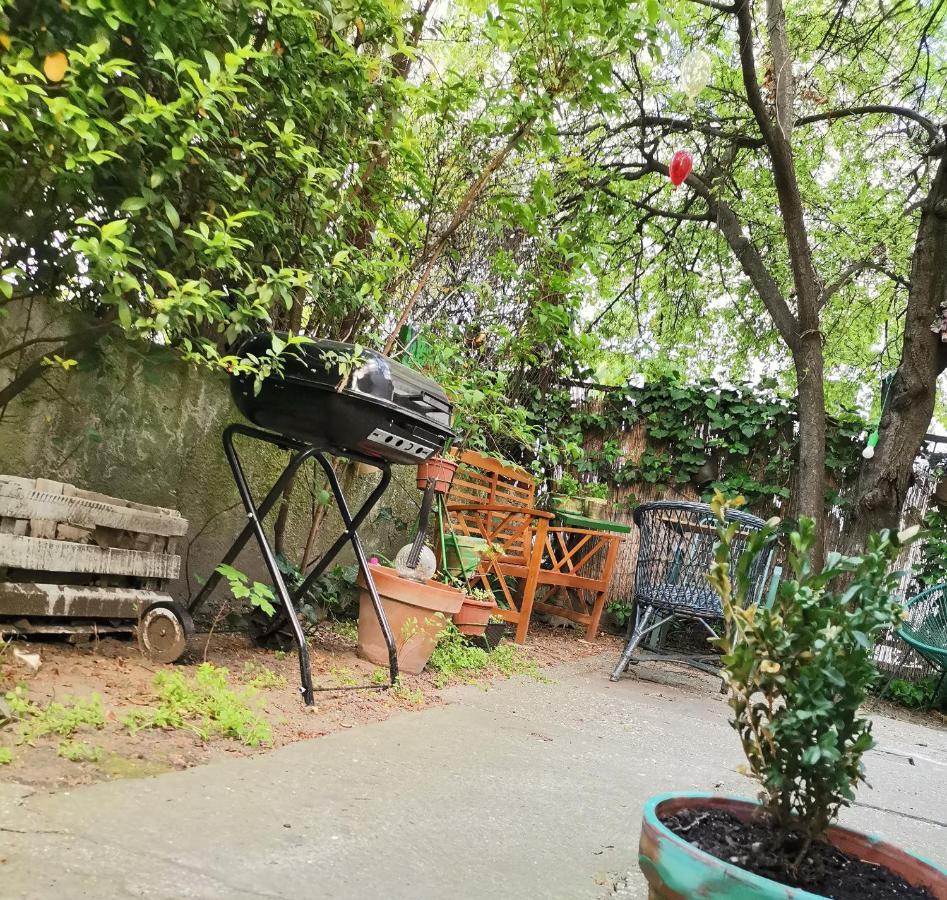 Flat In Historic Villa With Your Own Private Garden, Near City Park Budapeste Exterior foto