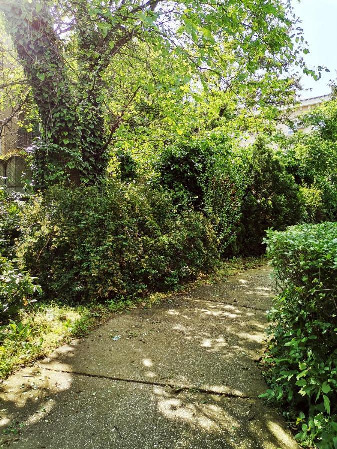 Flat In Historic Villa With Your Own Private Garden, Near City Park Budapeste Exterior foto